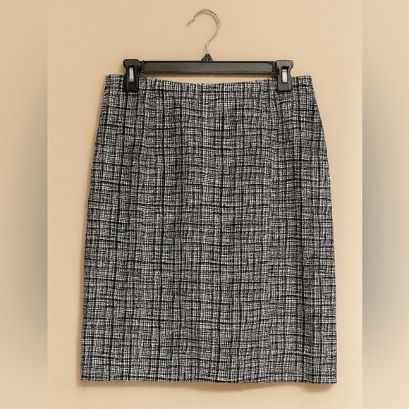 White House Black Market Dresses & Skirts - White House Black Market Pleated Pencil Skirt Size 4 Classic Lined Cotton Blend